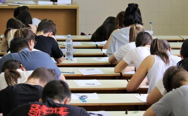 Alumnos realizando la EBAU.