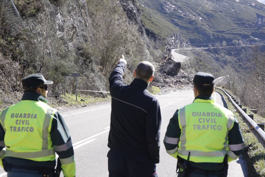 Fotos: Un argayo corta la conexión de León y Asturias por León