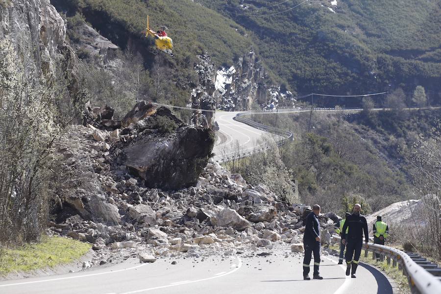 Fotos: Un argayo corta la conexión de León y Asturias por León