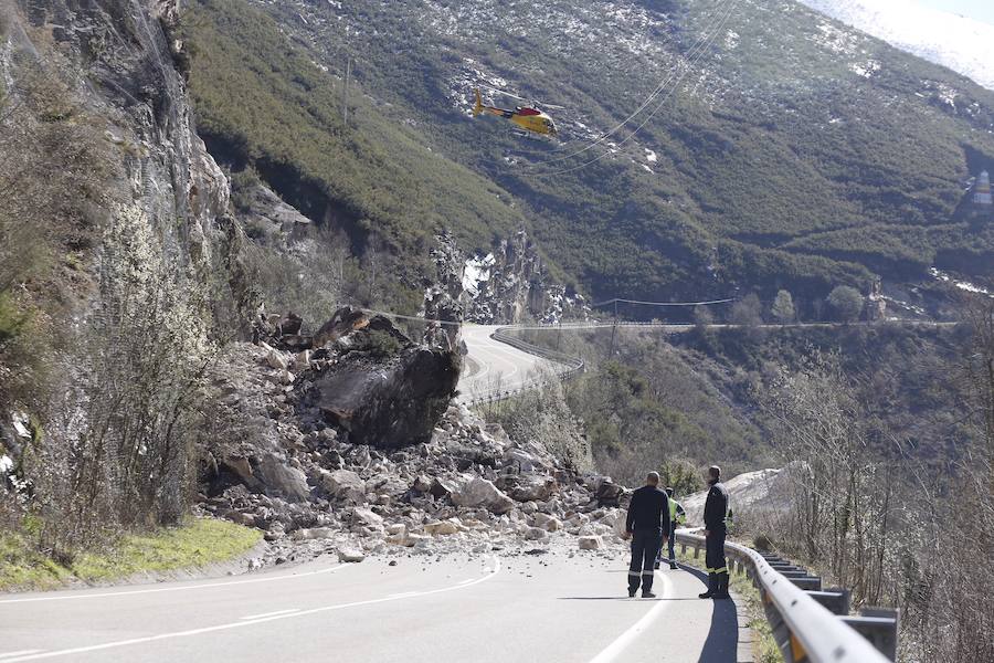 Fotos: Un argayo corta la conexión de León y Asturias por León