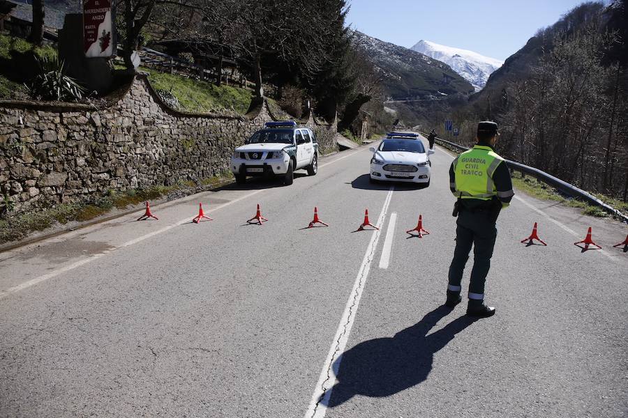 Fotos: Un argayo corta la conexión de León y Asturias por León