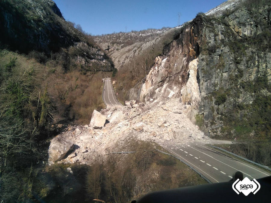 Fotos: Un argayo corta la conexión de León y Asturias por León