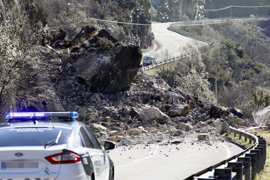 Fotos: Un argayo corta la conexión de León y Asturias por León