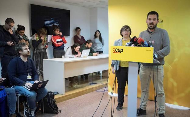 Lluc Salellas y Mireia Boya comparecen en la sede de CUP.