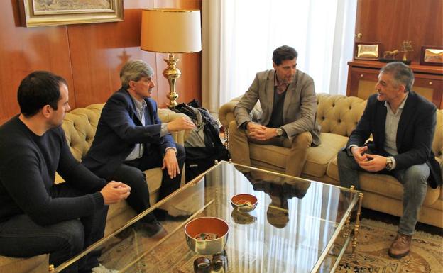 Raúl Chapado ha visitado las pistas de atletismo de la Universidad de León