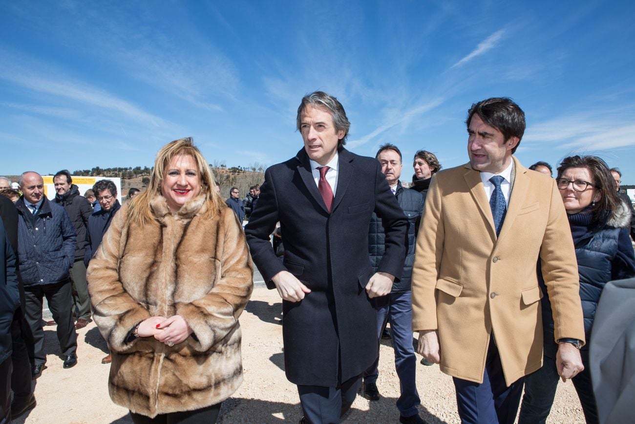 El ministro de Fomento, Íñigo de la Serna, visita las obras de la Autovía del Duero acompañado por el El consejero de Fomento y Medio Ambiente, Juan Carlos Suárez-Quiñones