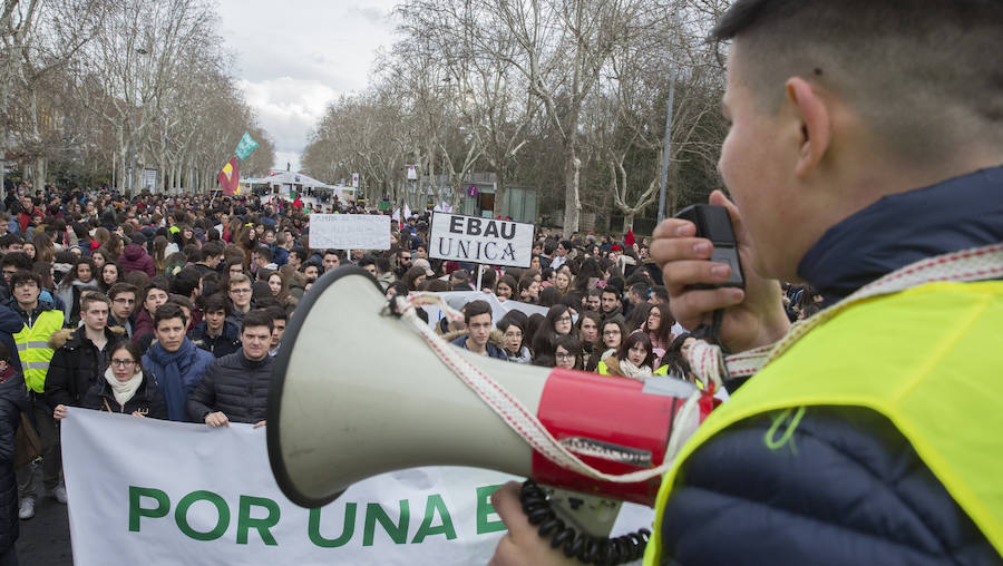 Fotos: Los estudiantes de Castilla y León piden una EBAU justa en Valladolid