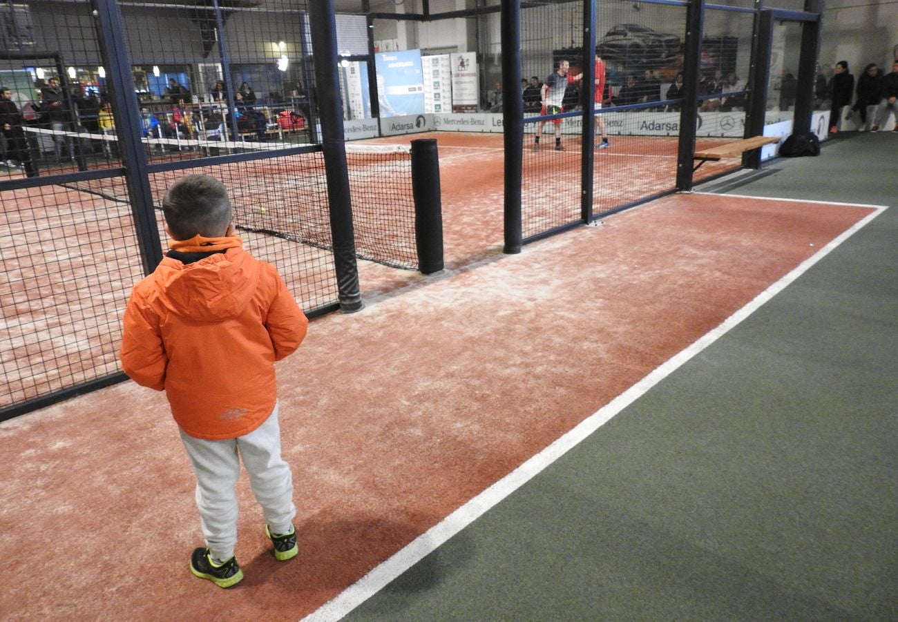 Las instalaciones de club leonés acogen este domingo las semifinales, finales y partidos de consolación en una cita con 112 parejas