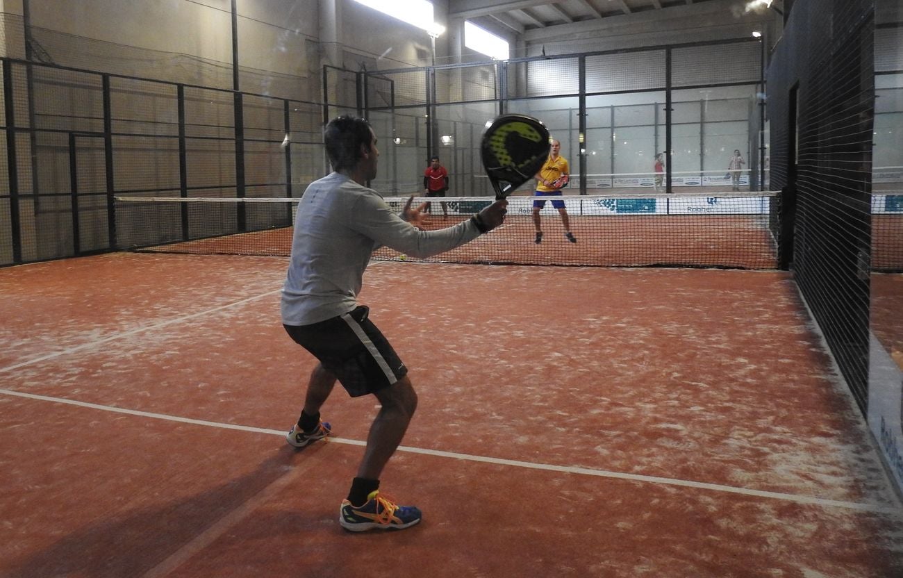 Las instalaciones de club leonés acogen este domingo las semifinales, finales y partidos de consolación en una cita con 112 parejas