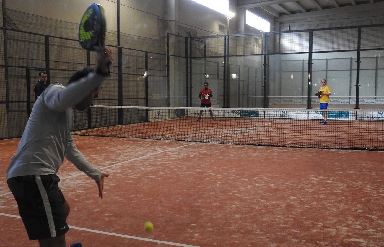 Las instalaciones de club leonés acogen este domingo las semifinales, finales y partidos de consolación en una cita con 112 parejas