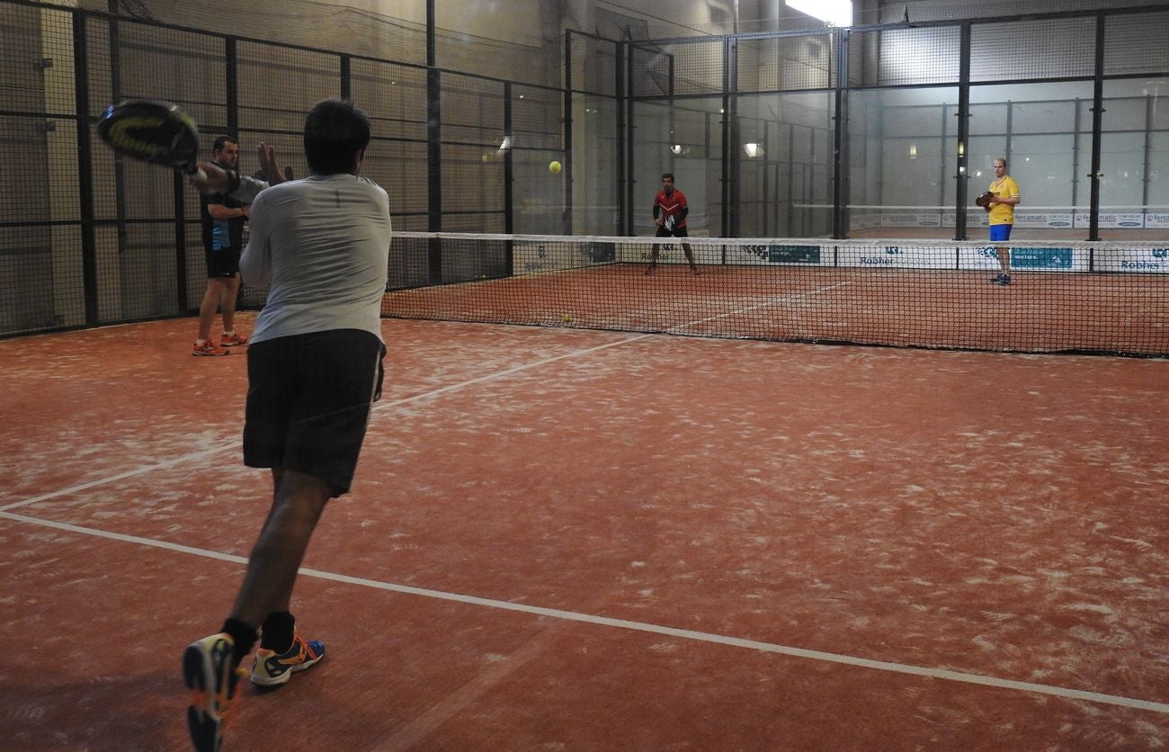 Las instalaciones de club leonés acogen este domingo las semifinales, finales y partidos de consolación en una cita con 112 parejas