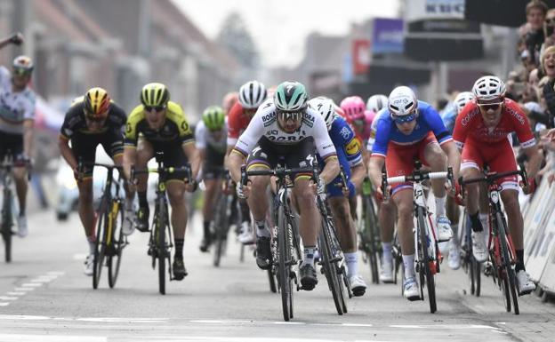 Sagan se adjudica la victoria al esprint. 