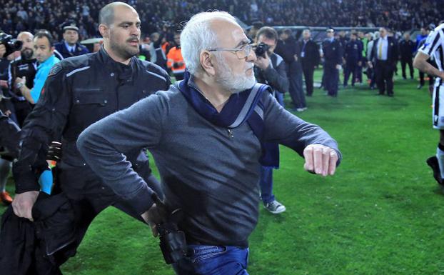 Ivan Savvidis, propietario del PAOK, invadió el campo armado con una pistola el pasado 12 de marzo. 