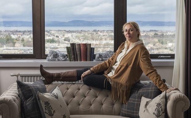 Megan Maxwell, en una habitación con vistas a Edimburgo.