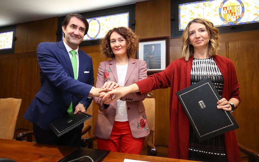 Fotos: Firma del conveno para la gestión del parque público de alquiler social de Ponferrada