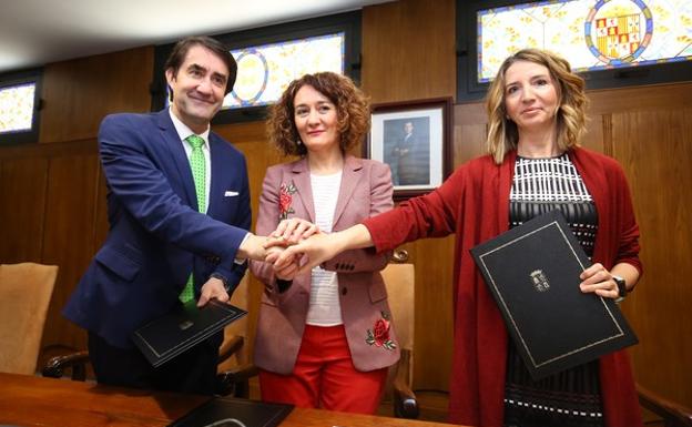 El consejero de Fomento, Juan Carlos Suárez-Quiñones, junto a la consejera de Familia, Alicia García (D), y la alcaldesa de Ponferrada, Gloria Fernández Merayo (C), durante la firma del convenio.