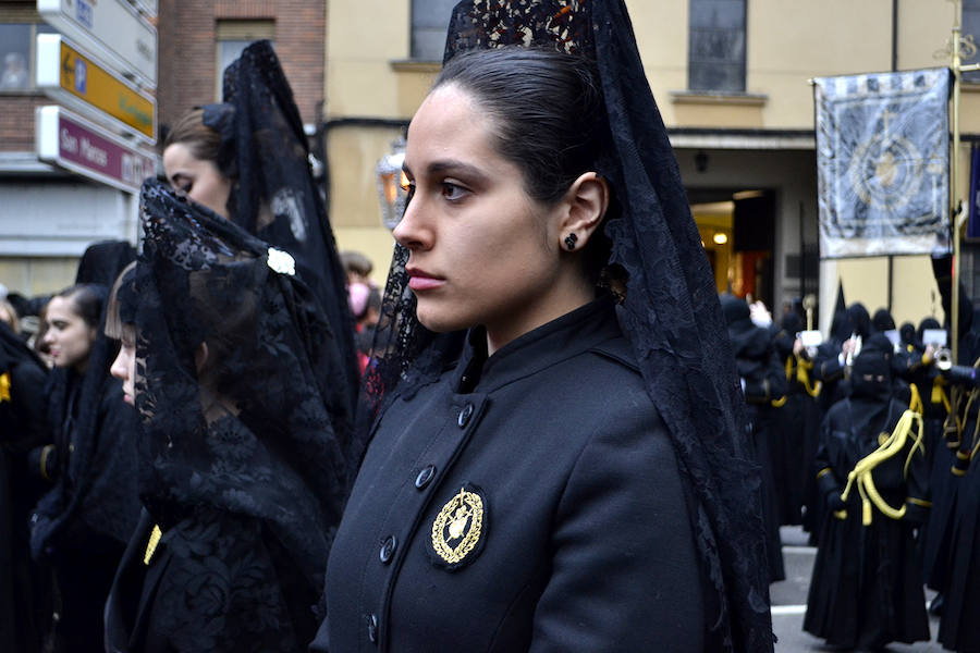 La Procesión de la Pasión vuelve a reunir a las cofradías de Nuestra Señora de las Angustias y Soledad, Nuestro Padre Jesús Nazareno y Real de Minerva y Veracruz, esquivando a la lluvia de media tarde