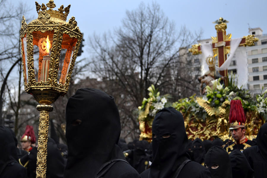 La Procesión de la Pasión vuelve a reunir a las cofradías de Nuestra Señora de las Angustias y Soledad, Nuestro Padre Jesús Nazareno y Real de Minerva y Veracruz, esquivando a la lluvia de media tarde