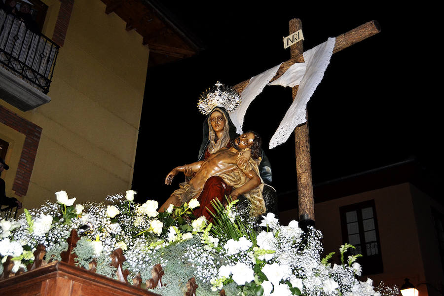 La Procesión de la Pasión vuelve a reunir a las cofradías de Nuestra Señora de las Angustias y Soledad, Nuestro Padre Jesús Nazareno y Real de Minerva y Veracruz, esquivando a la lluvia de media tarde