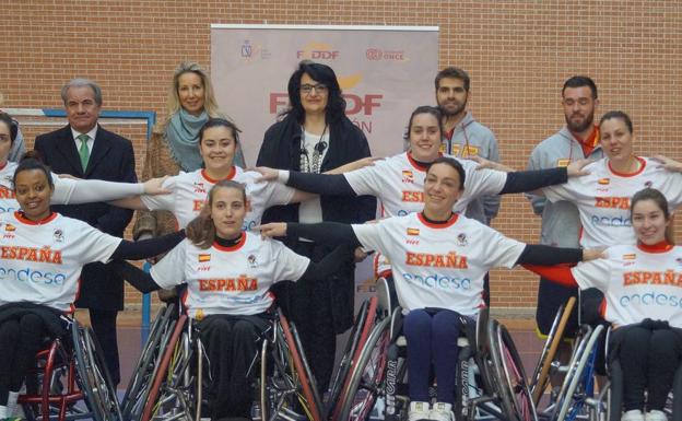 La subdelegada del Gobierno en León, Teresa Mata, junto al equipo nacional.