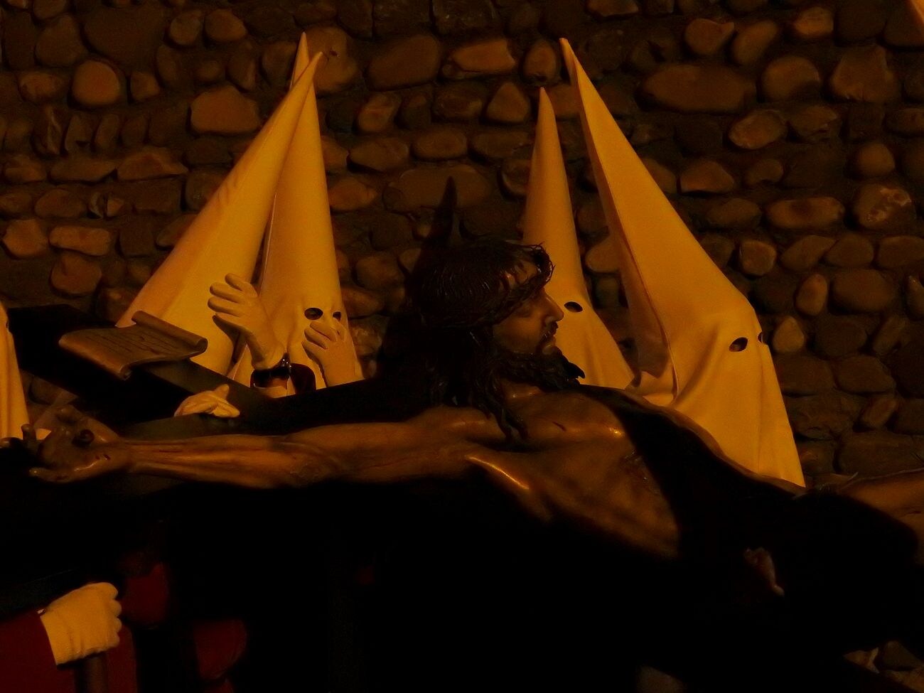 Los braceros portando el Santísimo Cristo de la Agonía en un paso solemne, en medio de la noche, muy fría en esta ocasión, arropados en ocasiones por el silencio, en ocasiones por la oración.