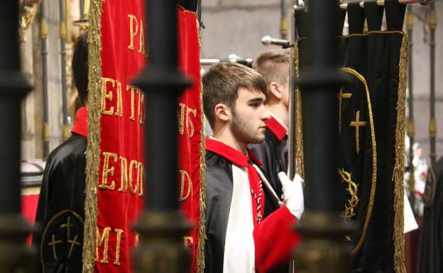 Las altas previsiones de lluvia obligaron a suspender la procesión y celebrar un acto en el interior de San Marcelo. 