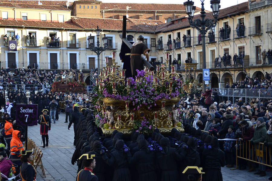 Fotos: La Procesión de los Pasos recorre León