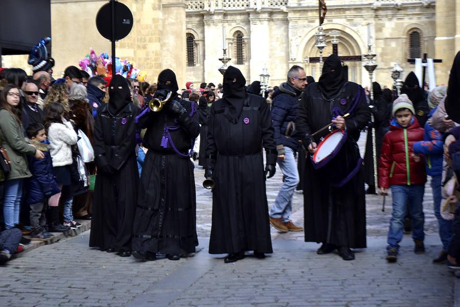 Fotos: La Procesión de los Pasos recorre León