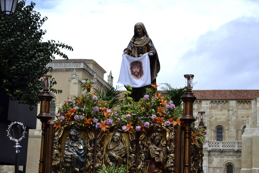 Fotos: La Procesión de los Pasos recorre León