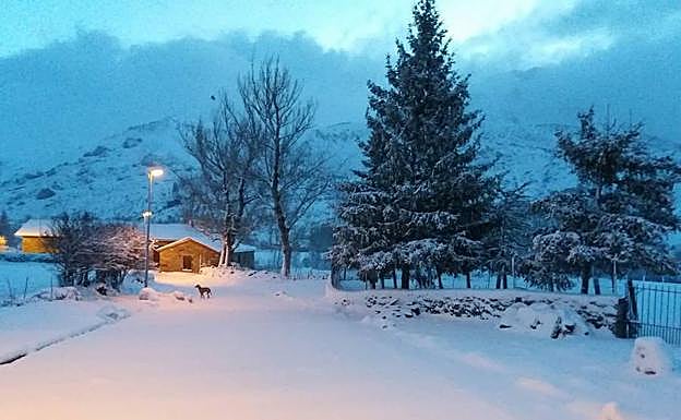 Cármenes amanece cubierto por un manto de nieve. 