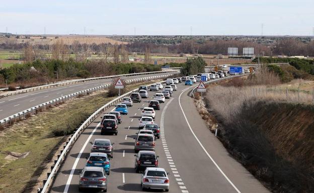 Tráfico denso y retenciones en la A-6 dirección Madrid a la altura de Tordesillas. 