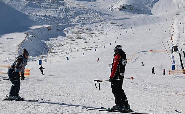 Un profesor de la escuela Arropaje en la estación de San Isidro. 