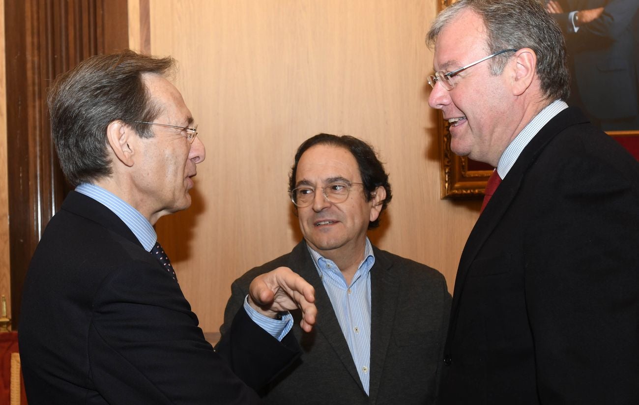 El alcalde de León y el presidente de la Diputación, Antonio Silván y Juan Martínez Majo, reciben al Grupo Territorial de senadores del Partido Popular de Castilla y León