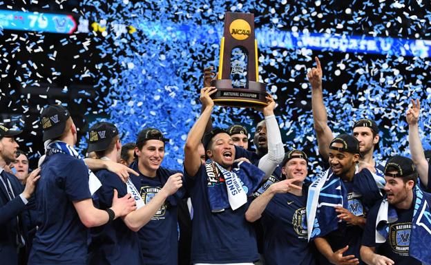 Los Wildcats reciben el trofeo de campeones. 