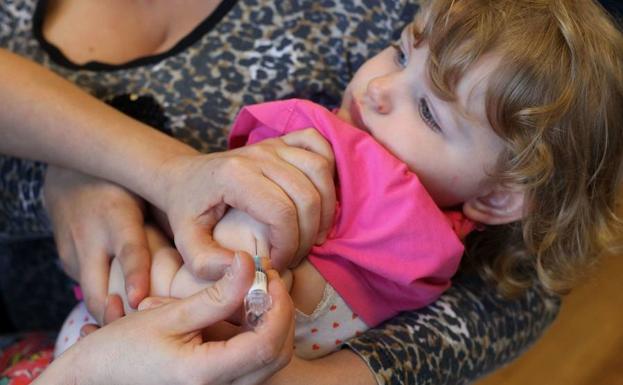 Una niña es vacunada contra el sarampión. 