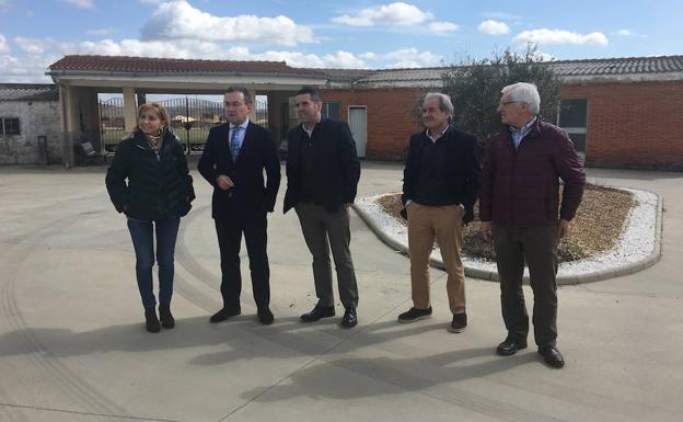 El presidente de Serfunle y la alcaldesa de San Andrés visitan el cementerio de Trobajo por su posible ampliación