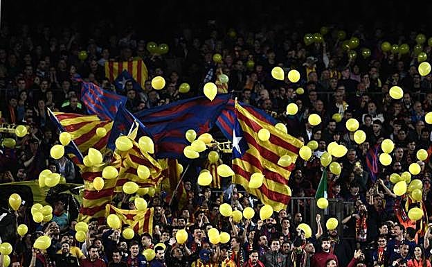 Suelte de globos en el Camp Nou durante el partido ante la Roma. 