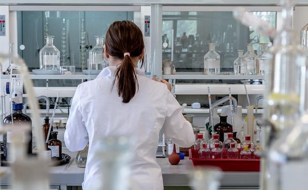 Cientifico duarante un ensayo en el laboratorio.