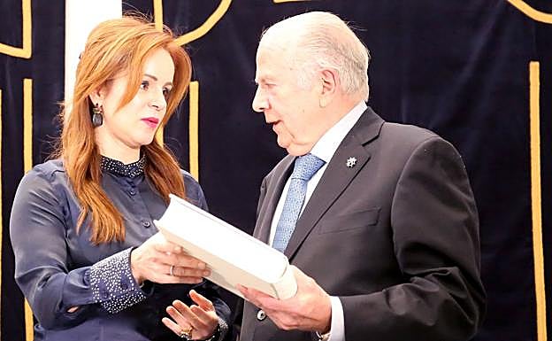 Un instante de la entrega del informe del Procurador del Común.