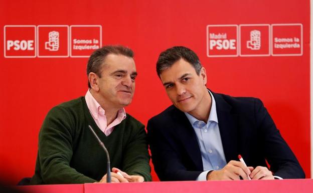 El secretario general del PSOE, Pedro Sánchez (d), y el portavoz adjunto del grupo parlamentario socialista en la Asamblea de Madrid, José Manuel Franco.