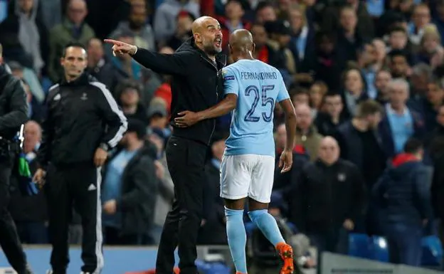 Guardiola protesta la anulación del tanto de Sané, acción que le costó la expulsión. 