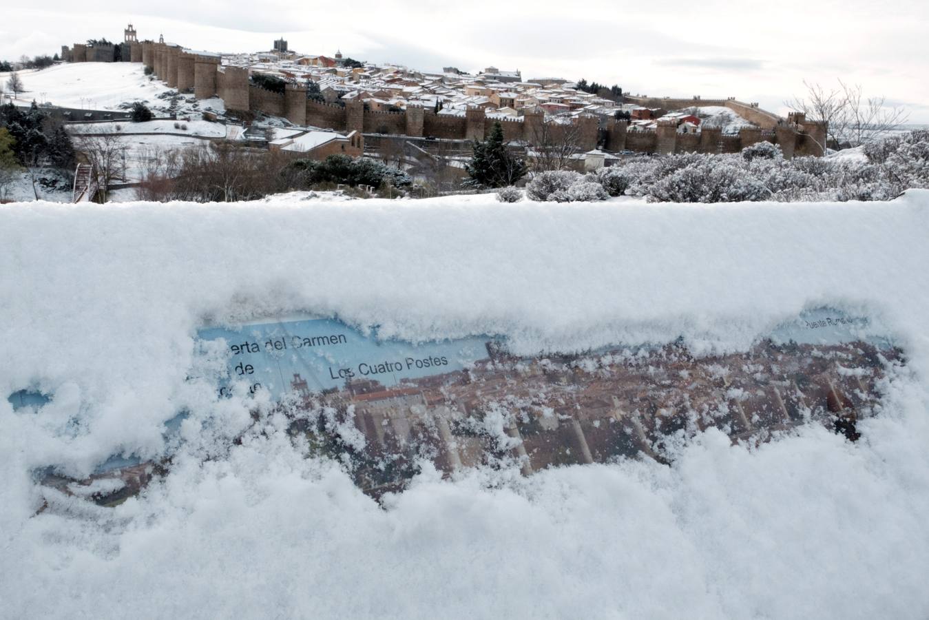 Vista general de Ávila con la nieve caída durante la madrugada.