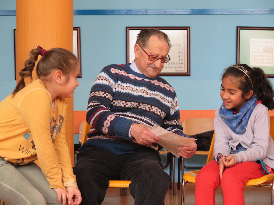 Fotos: Encuentro entre niños y mayores con alzheimer