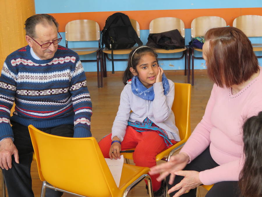 Fotos: Encuentro entre niños y mayores con alzheimer