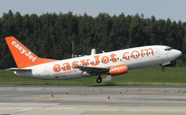 Un avión de EasyJet despega en el aeropuerto de Asturias.