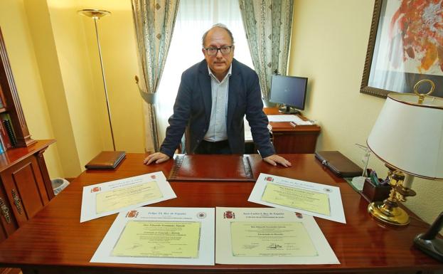 Eduardo Fernández, junto a sus títulos universitarios.