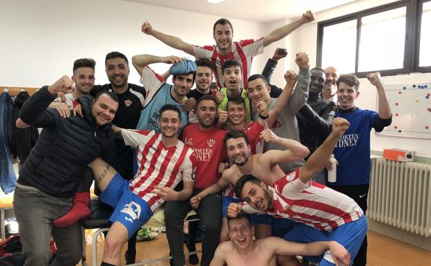 Los jugadores del Atlético Bembibre celebran la victoria.