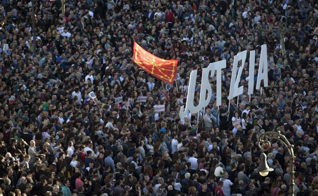 Miles de personas se manifiestan en Pamplona.