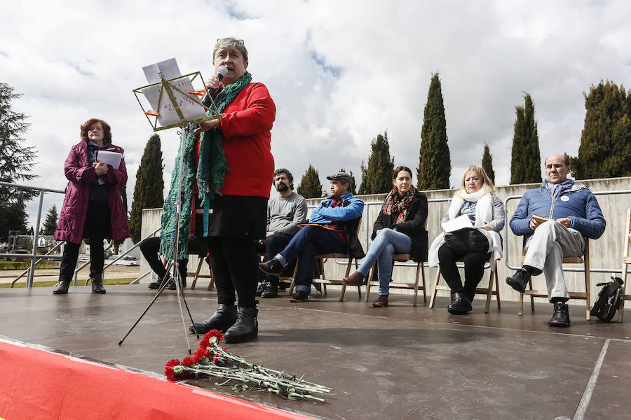 Fotos: Celebración del aniversario de la República en el cementerio de León