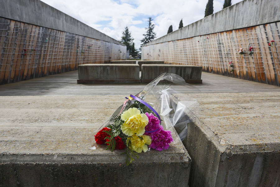 Fotos: Celebración del aniversario de la República en el cementerio de León